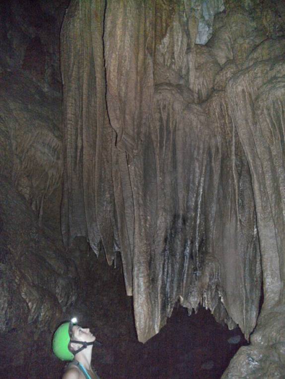 Observando formações na Cueva de la Vaca, em San Gil, na Colômbia